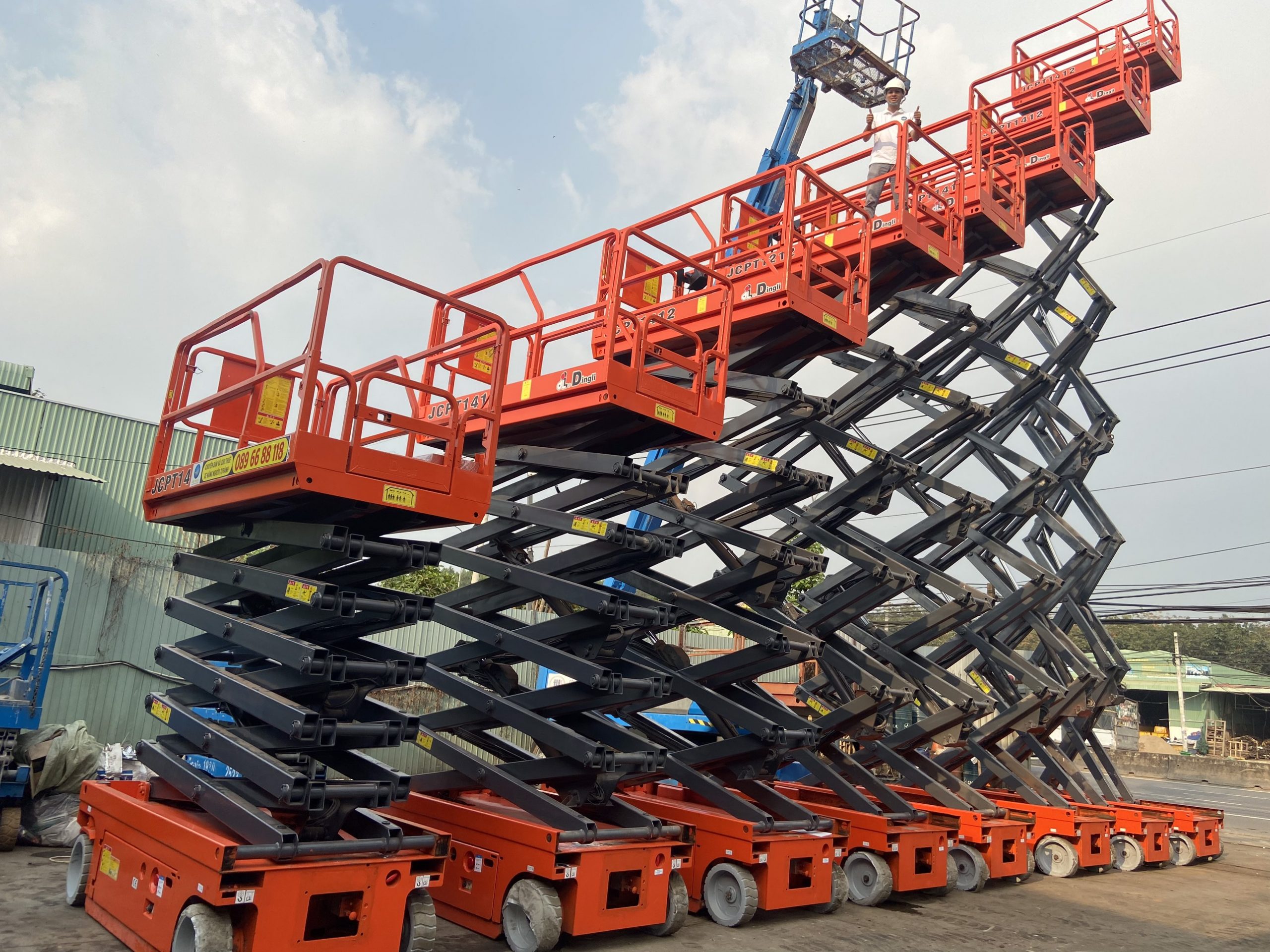 XE NÂNG NGƯỜI LÀM VIỆC TRÊN CAO