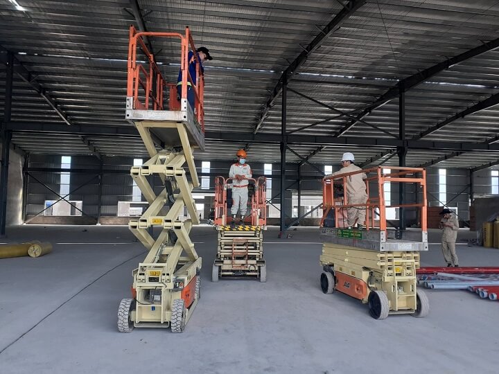 xe nâng người cắt kéo