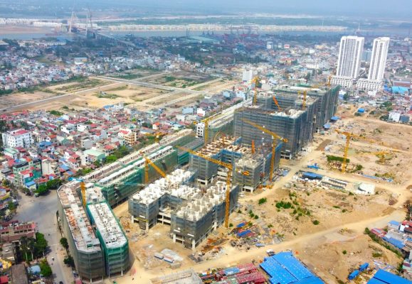 xe nâng người tai khu công nghiệp tân trường