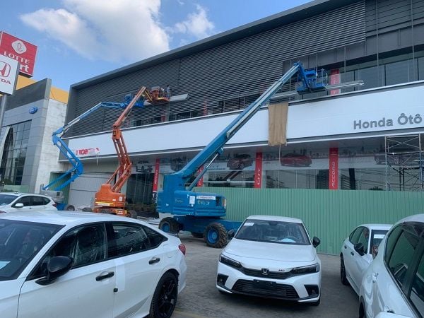 xe nâng người thi công nhà máy