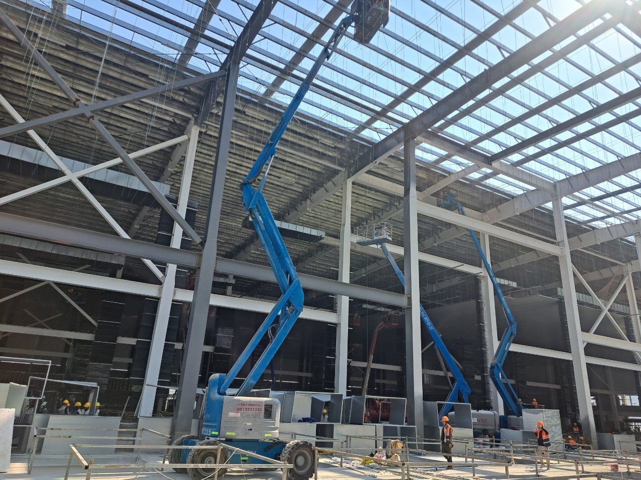 xe nâng người thi công nhà xưởng