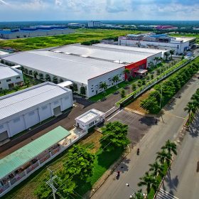 xe nâng người thi công nhà máy Phúc Điền